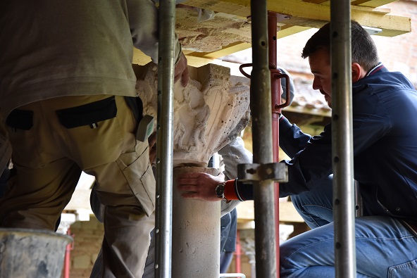 Dépose d'un chapiteau du cloître - Moissac Tarn et Garonne Occitanie Sud Ouest